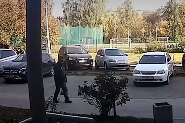 Пожилой мужчина мастурбировал возле екатеринбургского лицея