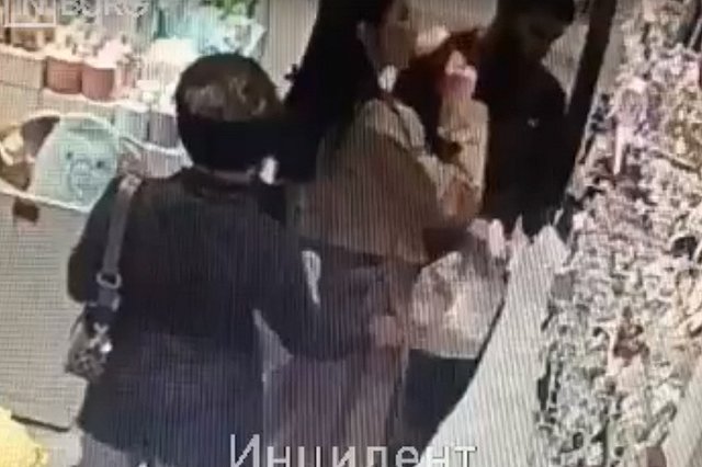 У девушки вытащили из кармана iPhone и две банковские карты в ТРЦ «Гринвич»