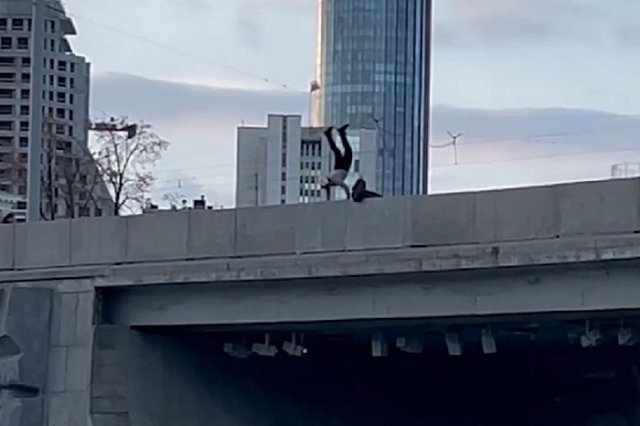 Голый трюкач устроил опасный перформанс в центре Екатеринбурга