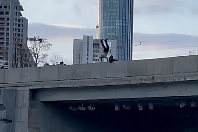 Голый трюкач устроил опасный перформанс в центре Екатеринбурга