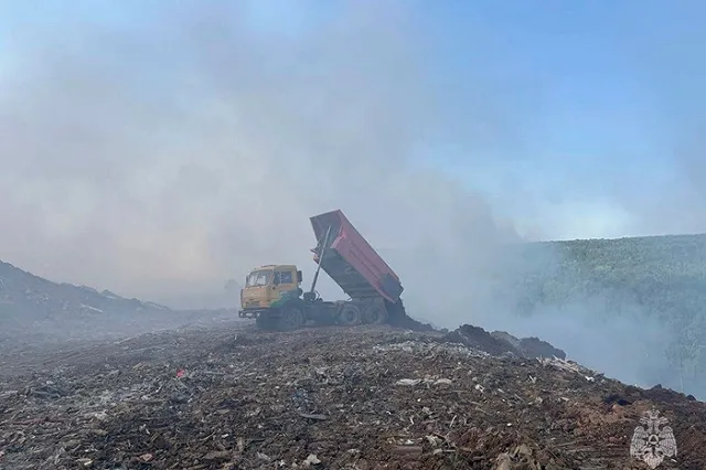 Под Екатеринбургом третьи сутки горит огромная свалка
