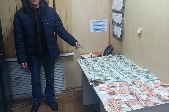 Мужчина украл у семьи свердловчан в поезде более 200 тысяч рублей