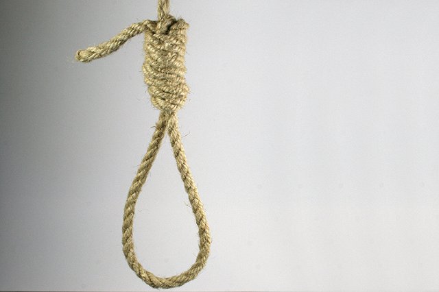 На Урале школьник повесился, когда родители не дали ему денег на выпускной