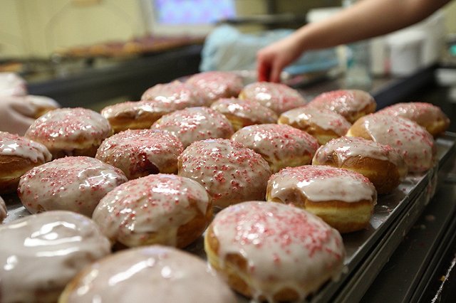 Аферистка из Японии умудрилась облапошить на булочках 1200 кондитерских