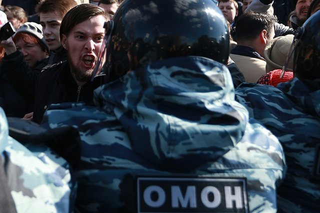 Политолог: будильники Ткачева закрыли тему вокруг Медведева