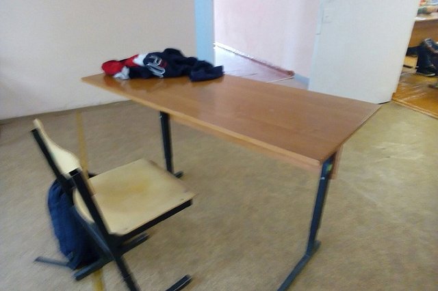Покашлявшего школьника выгнали из класса вместе с партой