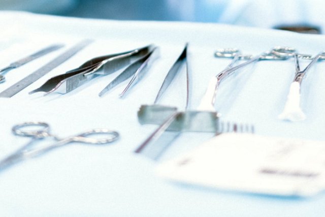 Врачи оперируют учительницу, которую ударил ножом школьник в Березниках