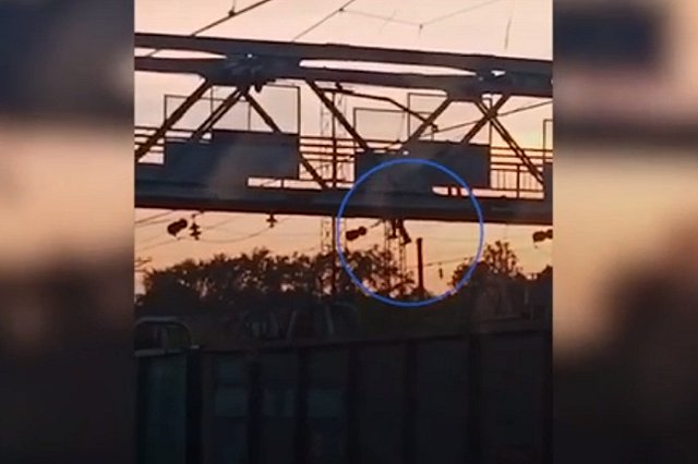 Свердловчанин погиб, сорвавшись с моста на электропровода