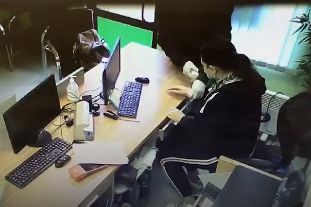 Екатеринбуржец с пистолетом ограбил офис микрозаймов, привязав сотрудницу к стулу