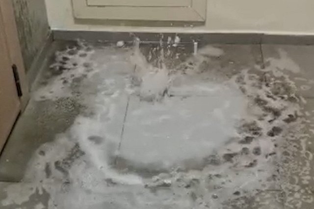 На Ботанике в новостройке прямо из-под пола забил настоящий фонтан