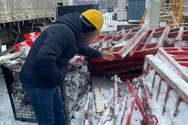 На Старой Сортировке рабочего насмерть придавило металлическим щитом на стройке