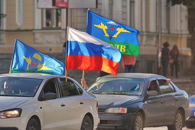 В Екатеринбурге во время празднования Дня ВДВ полиция задержала женщину на велосипеде