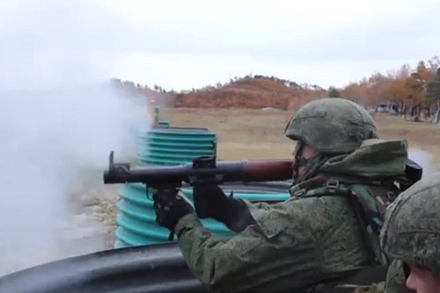 «Пусть возьмет авторучку». Екатеринбуржцы поспорили, с каким телефоном лучше идти в армию