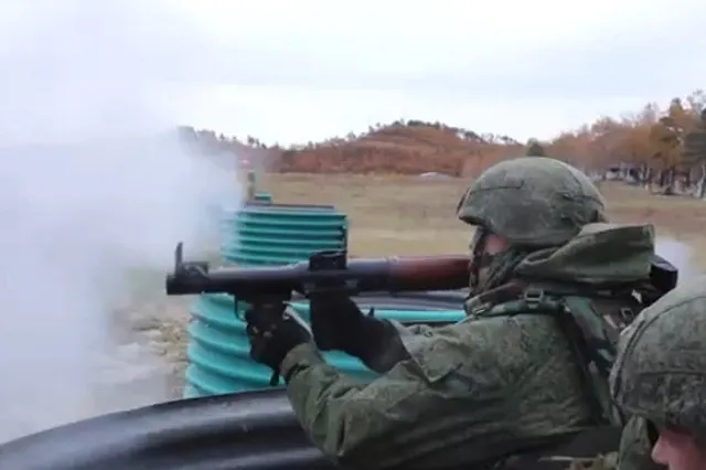 «Пусть возьмет авторучку». Екатеринбуржцы поспорили, с каким телефоном лучше идти в армию