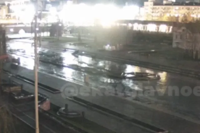 Опубликовали видео падения машины в Исеть на Плотинке