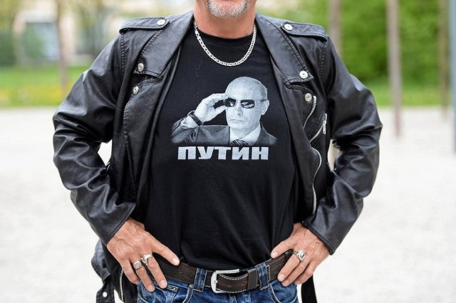 Жителям Нью-Йорка раздали футболки с изображением Путина и матрешки