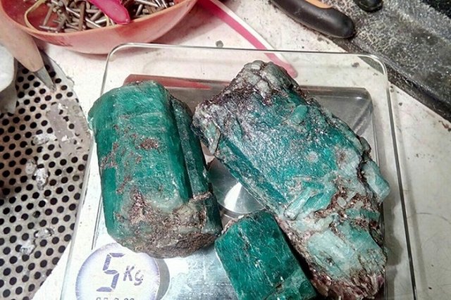 На Урале отдали под суд пойманных с килограммовым изумрудом «черных геологов»
