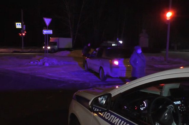 В Свердловской области легковушка сбила женщину, которая пыталась перебежать на «красный» — видео