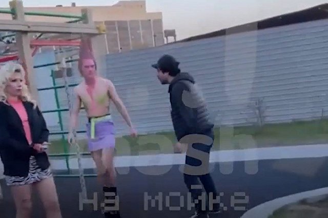 Мужчины избили представителей ЛГБТ, снимавших видео на детской площадке