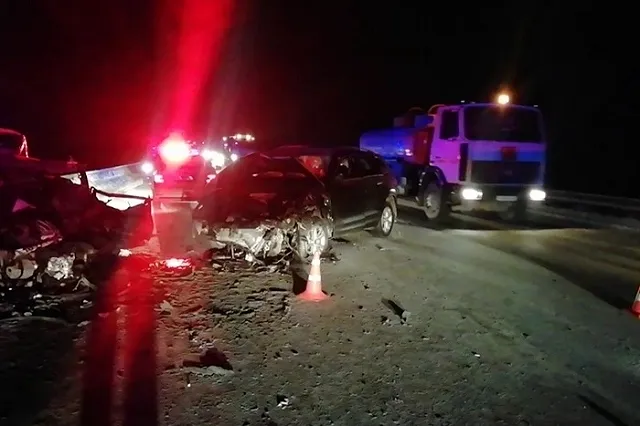 Уснул за рулём: на ЕКАД мужчина на Skoda лоб в лоб влетел в Volkswagen. Погибли два человека