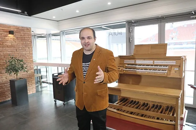 Солист филармонии сыграл на органе на «Екатеринбург Арене»