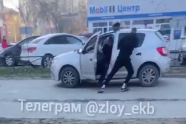 На Эльмаше произошёл дорожный конфликт между мотоциклистом и водителем легковушки