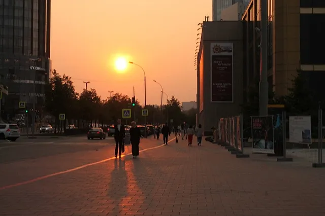 В Екатеринбурге заметили полуголых девушек на улице