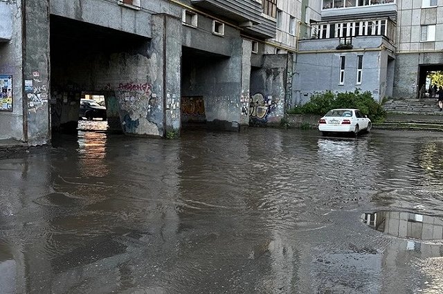 В Екатеринбурге лужа полностью отрезала въезд во двор многоэтажки