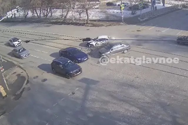 На перекрёстке 8 Марта — Фурманова образовалась огромная пробка из-за массового ДТП