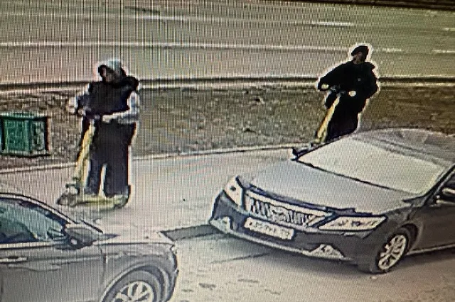 В Екатеринбурге парень на электросамокате сбил пешехода и уехал с места происшествия