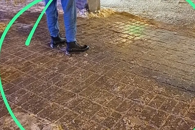 Екатеринбуржцы продолжают ломать ноги из-за гололёда