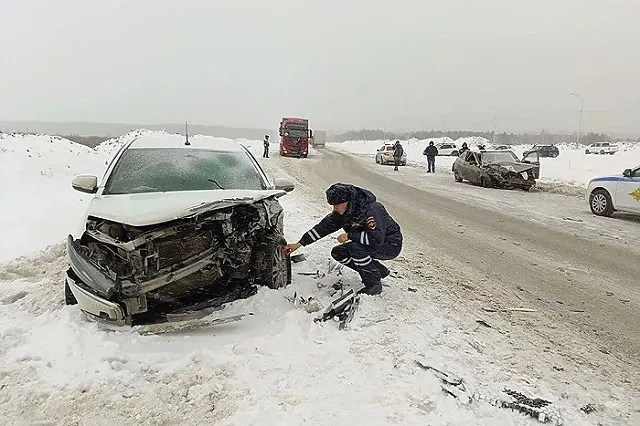 Пассажир ВАЗ-2112 погиб вчера утром в аварии под Богдановичем