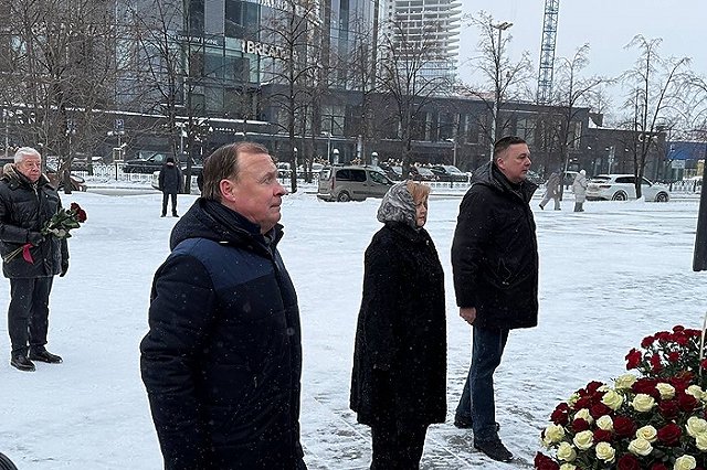 Мэр Екатеринбурга возложил цветы к памятнику Ельцину