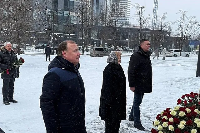 Мэр Екатеринбурга возложил цветы к памятнику Ельцину