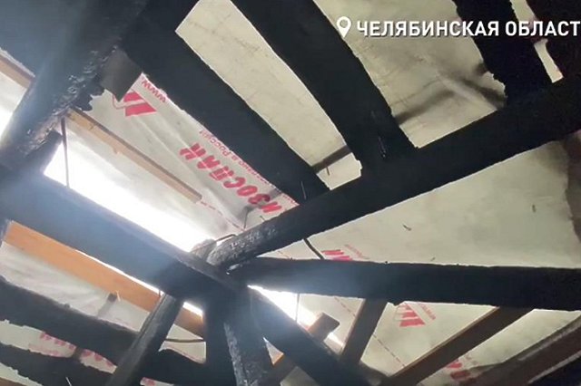 На Урале сгоревшую крышу многоквартирного дома «починили» баннером