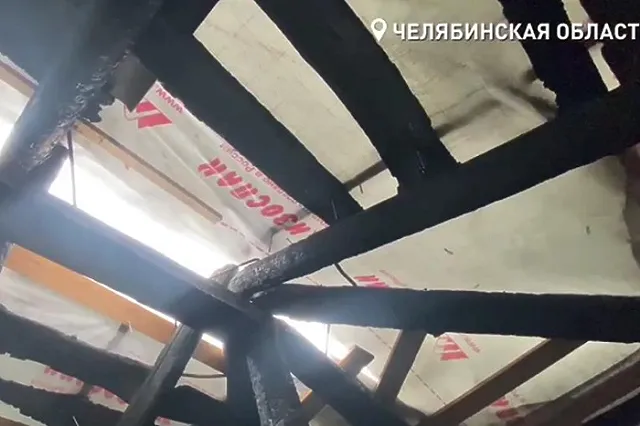 На Урале сгоревшую крышу многоквартирного дома «починили» баннером