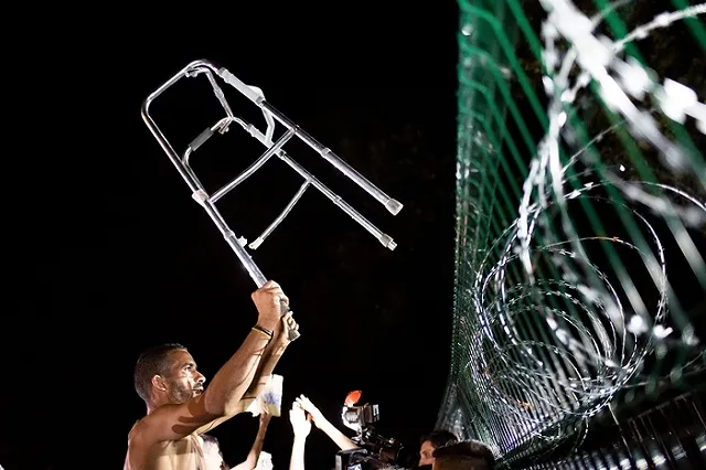 В драке с беженцами пострадали 20 венгерских полицейских