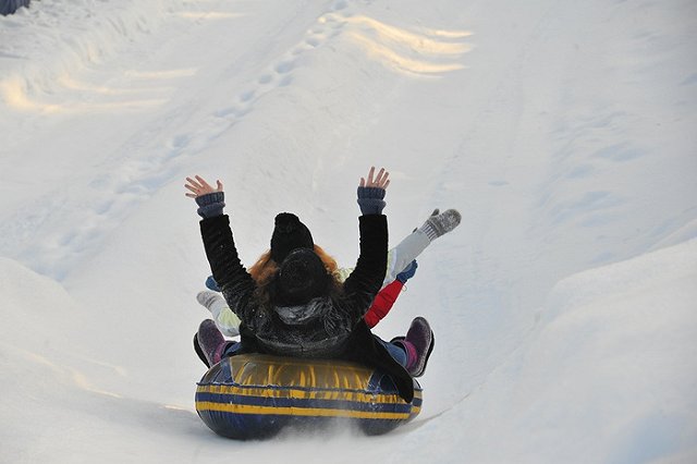 В Екатеринбурге ГИБДД задержала молодых людей, устроивших катания на «бублике»