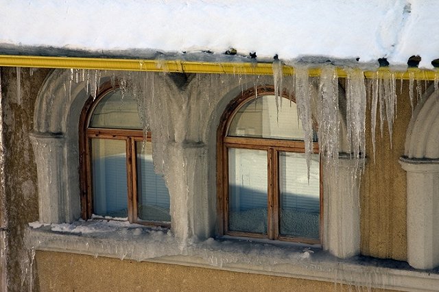 На месте схода с крыши снега на коляску с ребенком завалило автомобиль