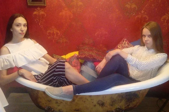 Маг Антон Симаков презентует новую картину и боди-арт на помойке