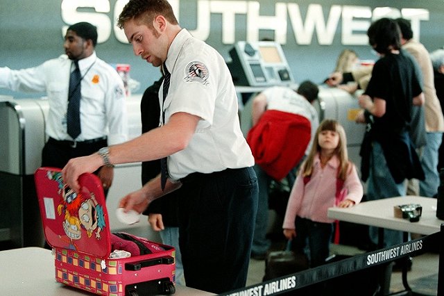 Минтранс разрешит бесплатно проносить в самолет верхнюю одежду, но только зимнюю