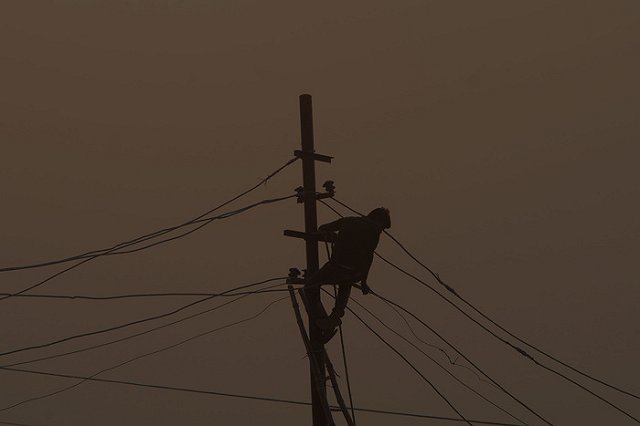 На электромонтеров, отключавших нарушителей, напали в Екатеринбурге неизвестные