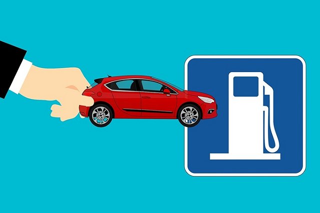 Минфин заявил, что цены на бензин в России не упадут вслед за нефтью