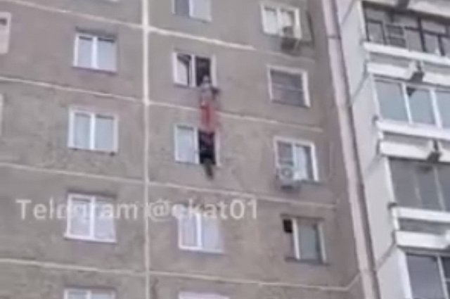 Пожилая екатеринбурженка едва не сорвалась из окна шестого этажа