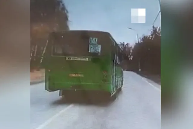 В Екатеринбурге водитель маршрутки устроил гонки на дорогах