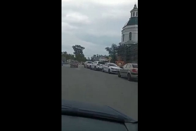 Жители Сысерти негодуют на «понаехавших» отдыхающих, заставивших машинами все обочины