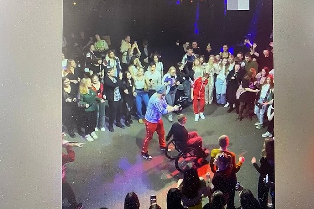 Сотни екатеринбуржцев собрались, чтобы повторить танец из нашумевшего сериала