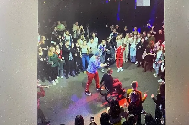 Сотни екатеринбуржцев собрались, чтобы повторить танец из нашумевшего сериала