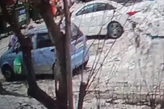 В Екатеринбурге мусоровоз отомстил автохаму. Что он сделал?