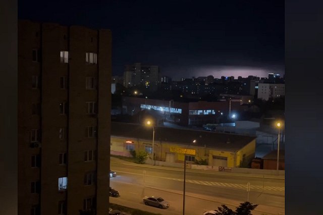 Вблизи Екатеринбурга уральцы заметили в небе яркие вспышки